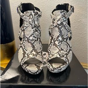 Womens G by Guess Jasin2 Ankle Strap Heels, Natural Multi, Size 7